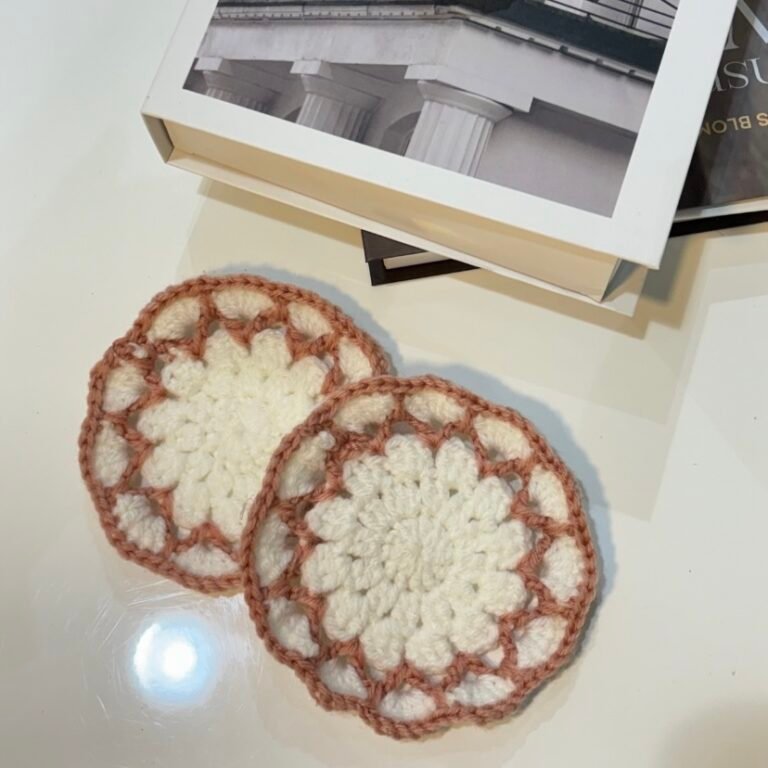 طقم قواعد أكواب كروشيه رقيقة – وردي باهت وأبيض (قطعه واحده)