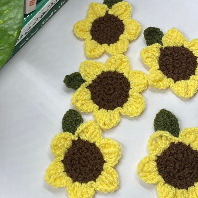 ميدالية مفاتيح كروشيه – وردة (دوار الشمس) المشرقة