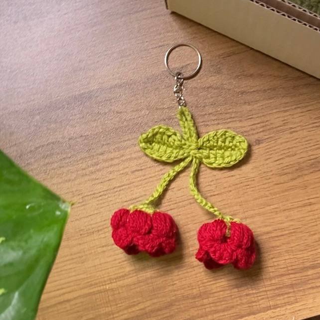 ميدالية مفاتيح كروشيه – تصميم ورده الاجراس