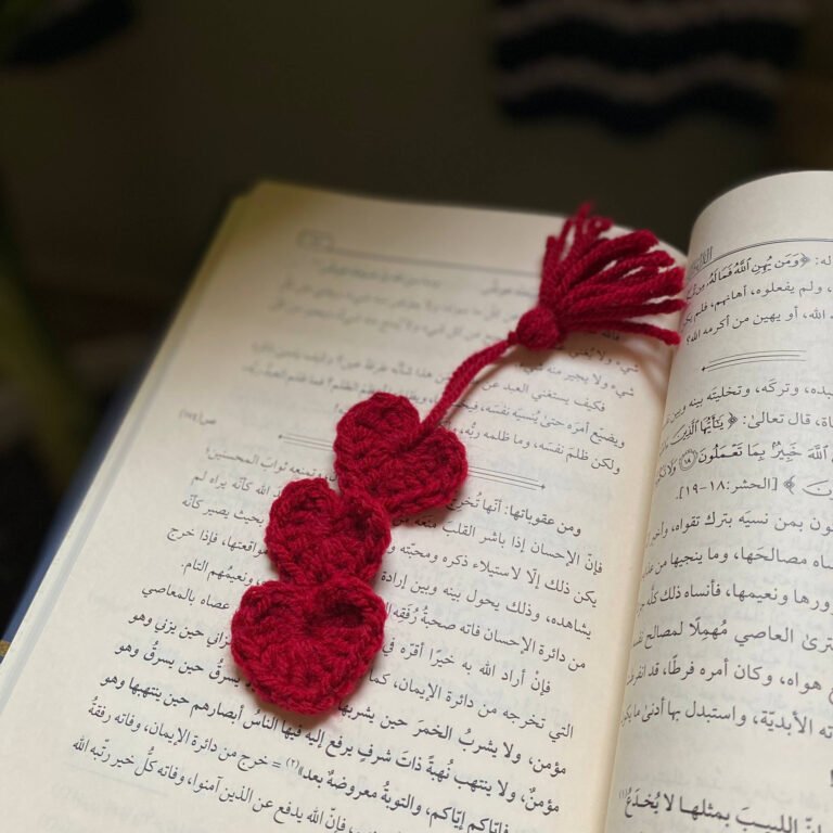 فاصل كتاب كروشيه “نبض القراءة” – ثلاث قلوب