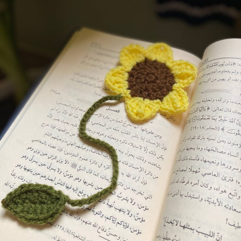 فاصل كتاب كروشيه يدوي – وردة دوار الشمس المبهجة