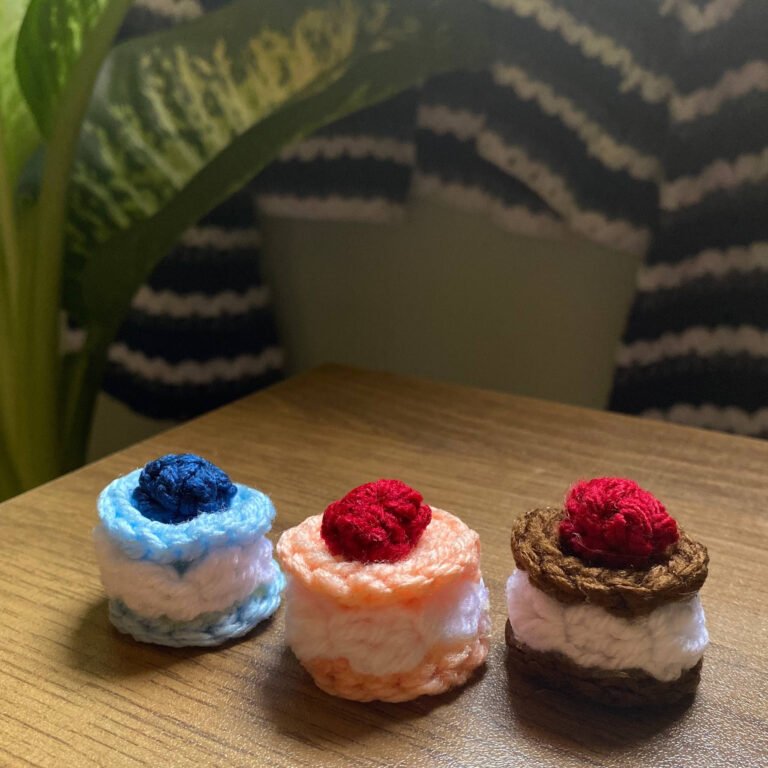 ميدالية مفاتيح كروشيه – بتصميم كيك