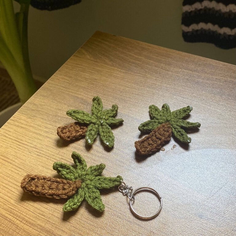 ميدالية مفاتيح كروشيه – تصميم نخلة صغيرة (رمز الأصالة)