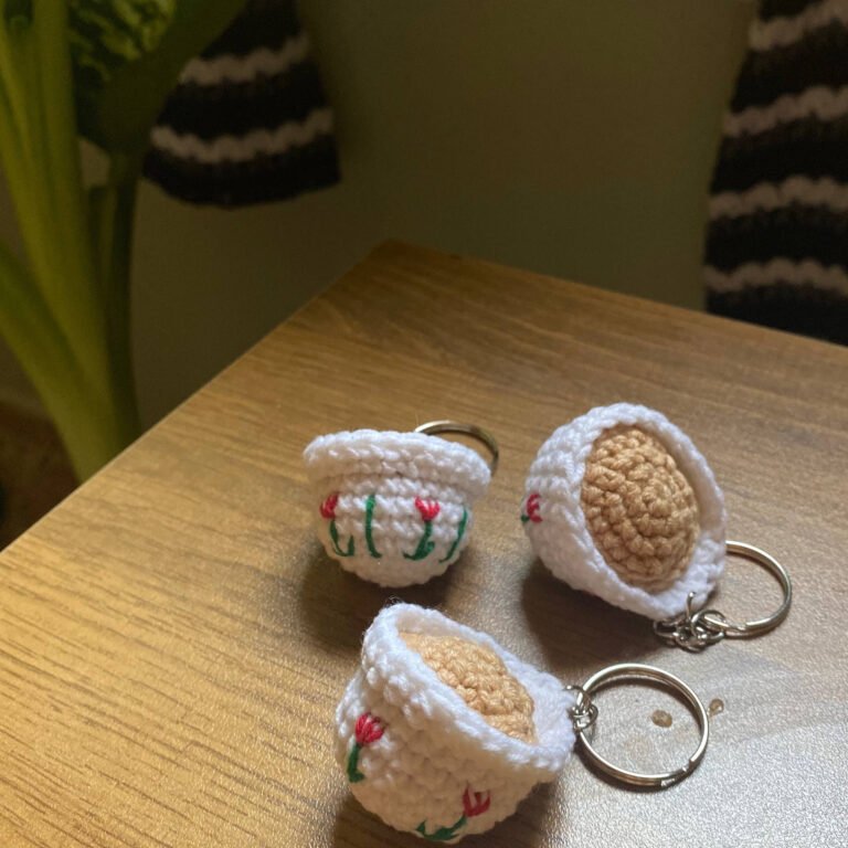 ميدالية مفاتيح كروشيه “فنجان قهوة” – بتطريز ورد تراثي