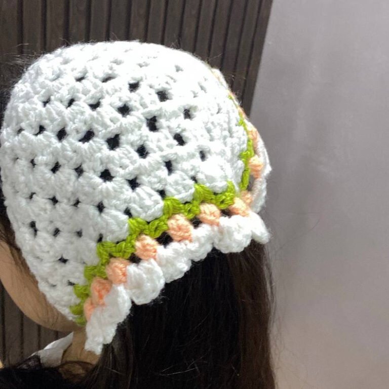 بندانة شعر كروشيه “نسمة ريفية” – أبيض بحواف ملونة