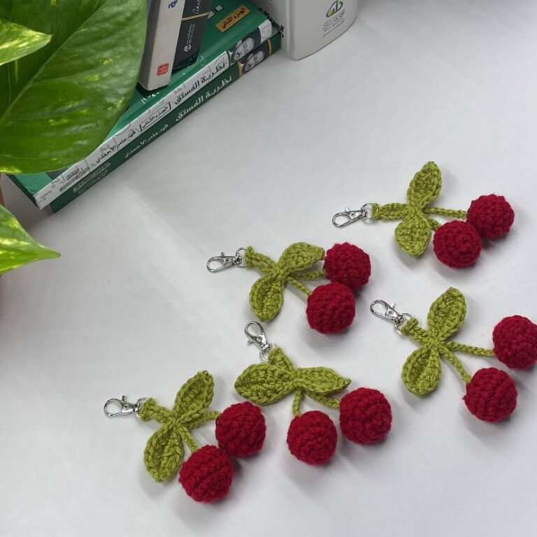 ميدالية مفاتيح كروشيه – تصميم حبات الكرز الحمراء الفاتنة