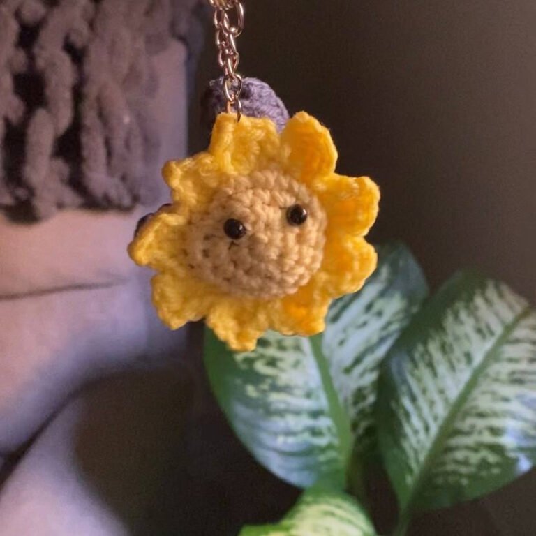 ميدالية مفاتيح كروشيه – تصميم الشمس والقمر