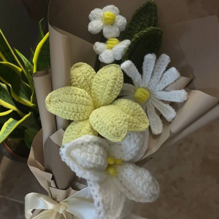 باقة كروشيه “الربيع الدائم” – ورد الكروشيه الأبيض والأصفر